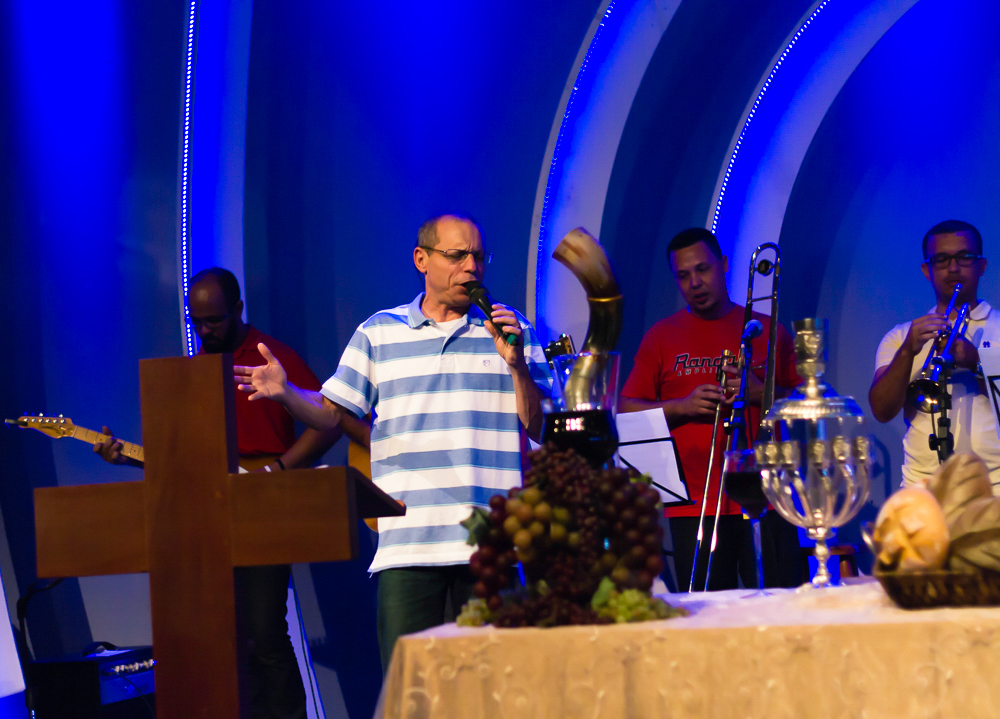 Louvando ao nosso Salvador Jesus Cristo na Igreja Missão Praia da Costa pelo fotógrafo Douglas Maia