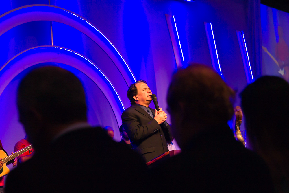 Oração por Pastor Simonton na Igreja Missão Praia da Costa pelo fotógrafo Douglas Maia