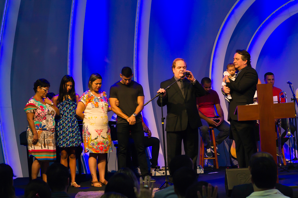 Pastor ora junto com os Pais na Igreja Missão Praia da Costa pelo fotógrafo Douglas Maia