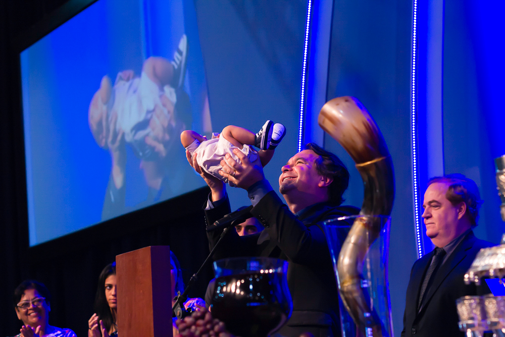 Pastor Simonton levanta a Criança e declara que É de Deus na Igreja Missão Praia da Costa pelo fotógrafo Douglas Maia