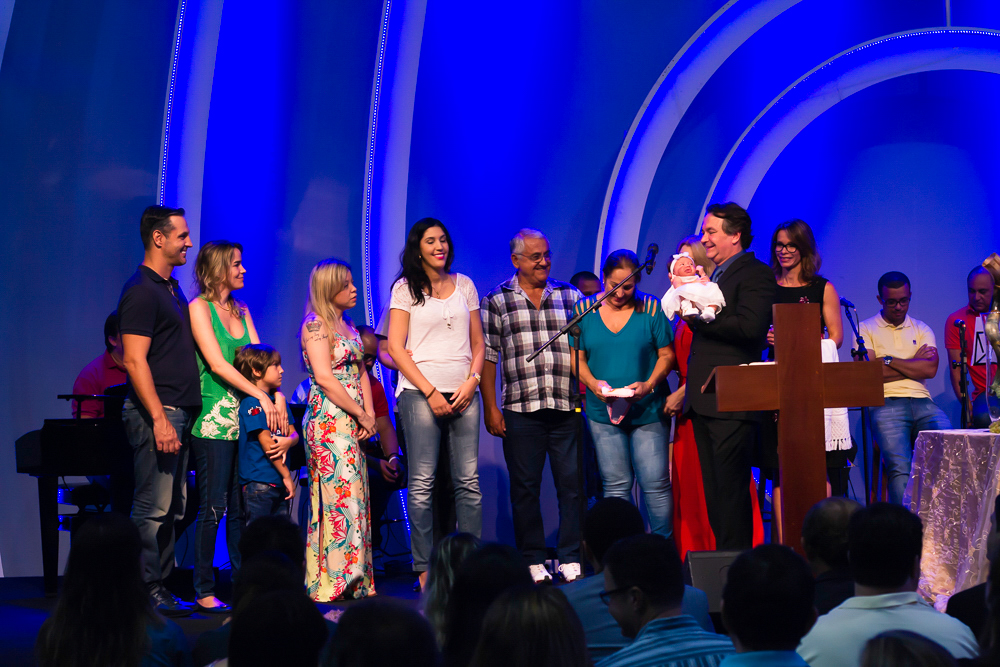Pastor Simonton junto com a Familía na apresentação de Crianças na Igreja Missão Praia da Costa pelo fotógrafo Douglas Maia