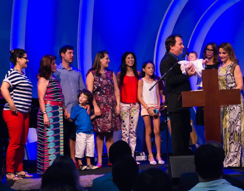 Pastor Simonton com a Familia e a Pastora Mirna na apresentação de Crianças na Igreja Missão Praia da Costa pelo fotógrafo Douglas Maia