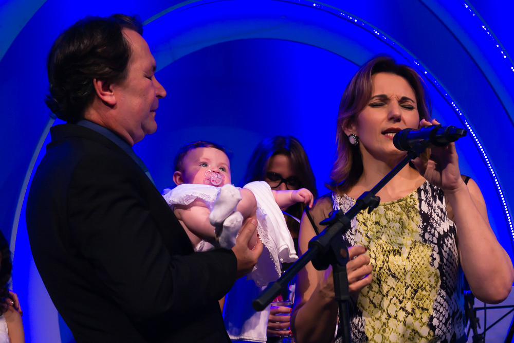 Pastor Simonton e Pastora Mirna Oram na apresentação de Crianças na Igreja Missão Praia da Costa pelo fotógrafo Douglas Maia