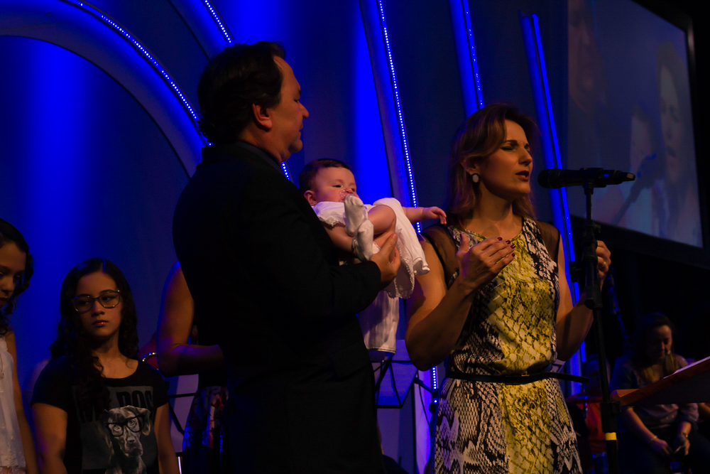 Pastor Simonton junto com a Pastora Mirna pregam na apresentação de Crianças na Igreja Missão Praia da Costa pelo fotógrafo Douglas Maia