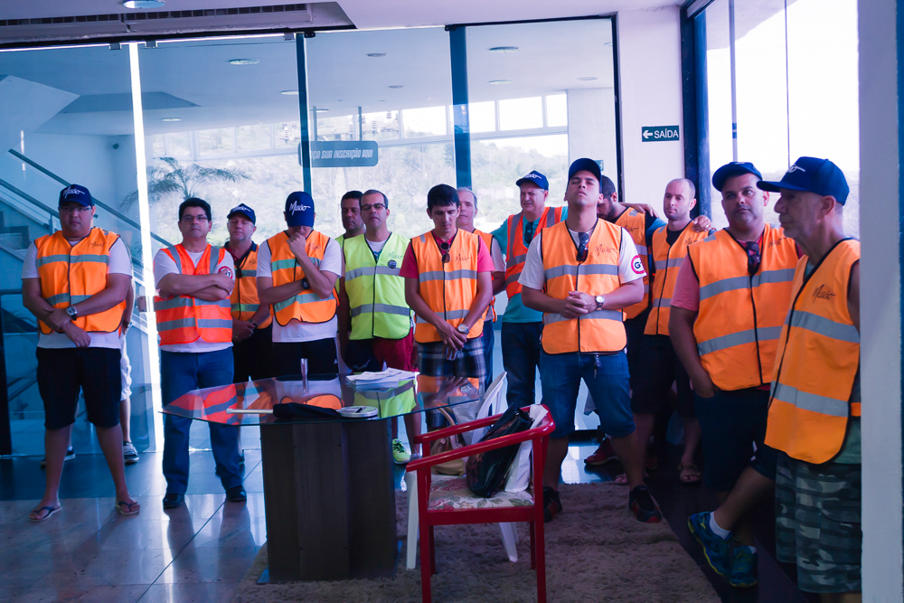 Voluntários do Estacionamento na Igreja Missão Praia da Costa pelo fotógrafo Douglas Maia