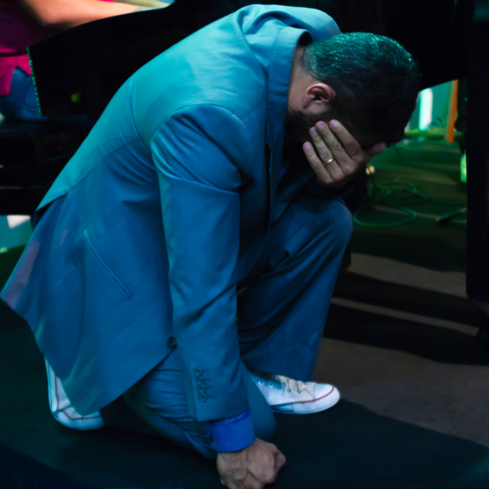 Pastor na Igreja Missão Praia da Costa em Oração pelo fotógrafo Douglas Maia