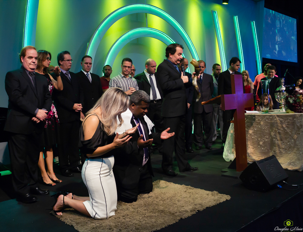 Consagração de Pastores na Igreja Missão Praia da Costa momento de Oração pelo fotógrafo Douglas Maia