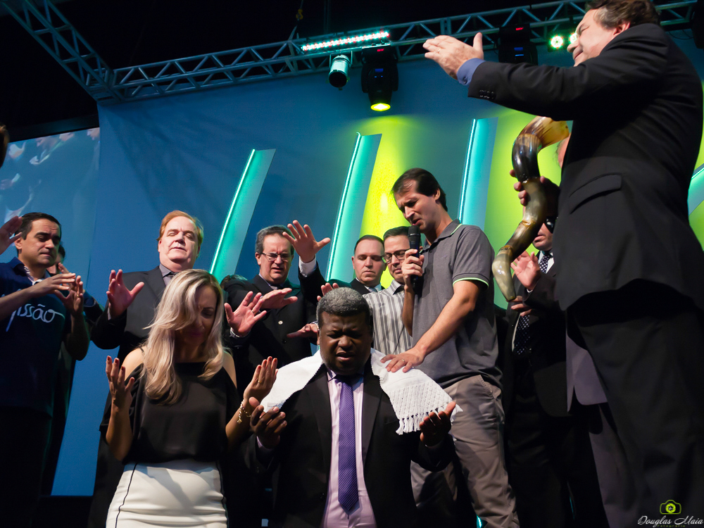 Consagração de Pastores na Igreja Missão Praia da Costa erguem as mãos Abençoando pelo fotógrafo Douglas Maia