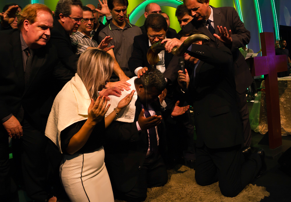Consagração de Pastores na Igreja Missão Praia da Costa derramam o azeite pelo fotógrafo Douglas Maia