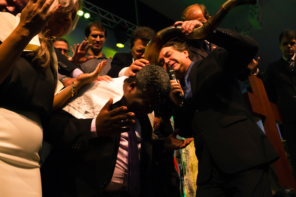 Consagração de Pastores na Igreja Missão Praia da Costa ungem com azeite pelo fotógrafo Douglas Maia