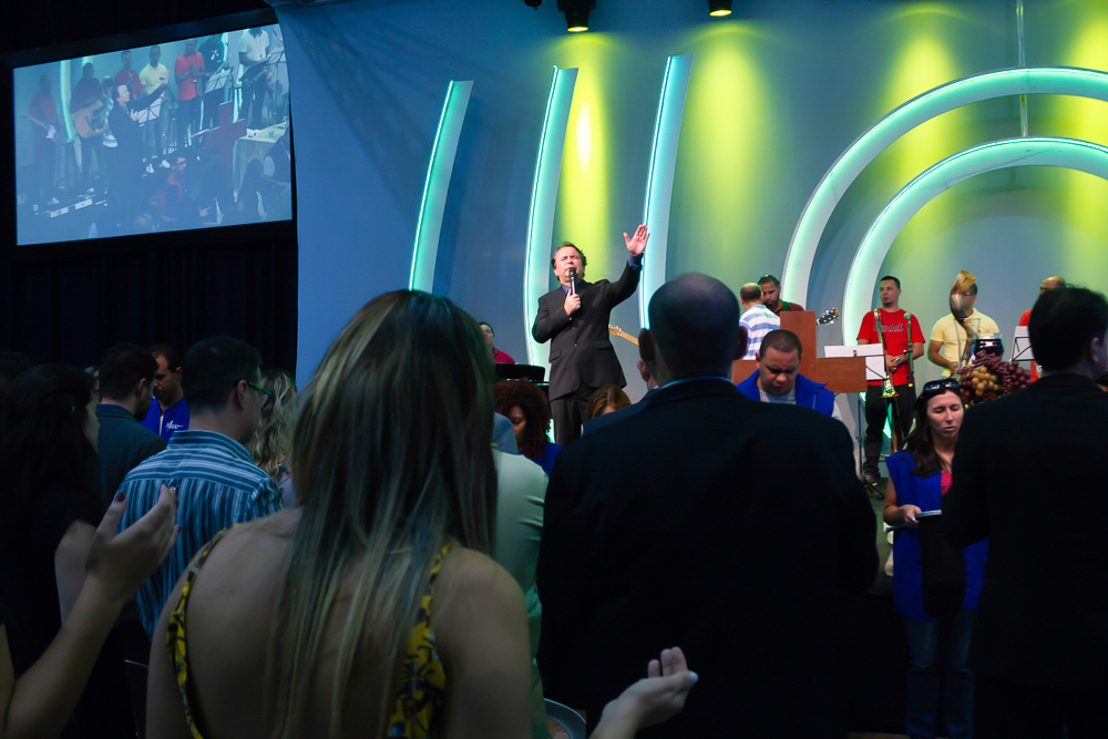 Pastor Simonton Abençoando a Igreja Missão Praia da Costa pelo fotógrafo Douglas Maia