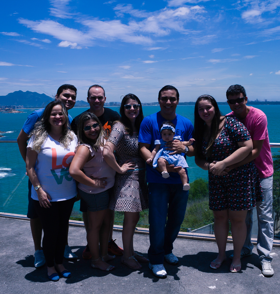 Grupo do UP na Igreja Missão Praia da Costa no dia ensolarado pelo fotógrafo Douglas Maia
