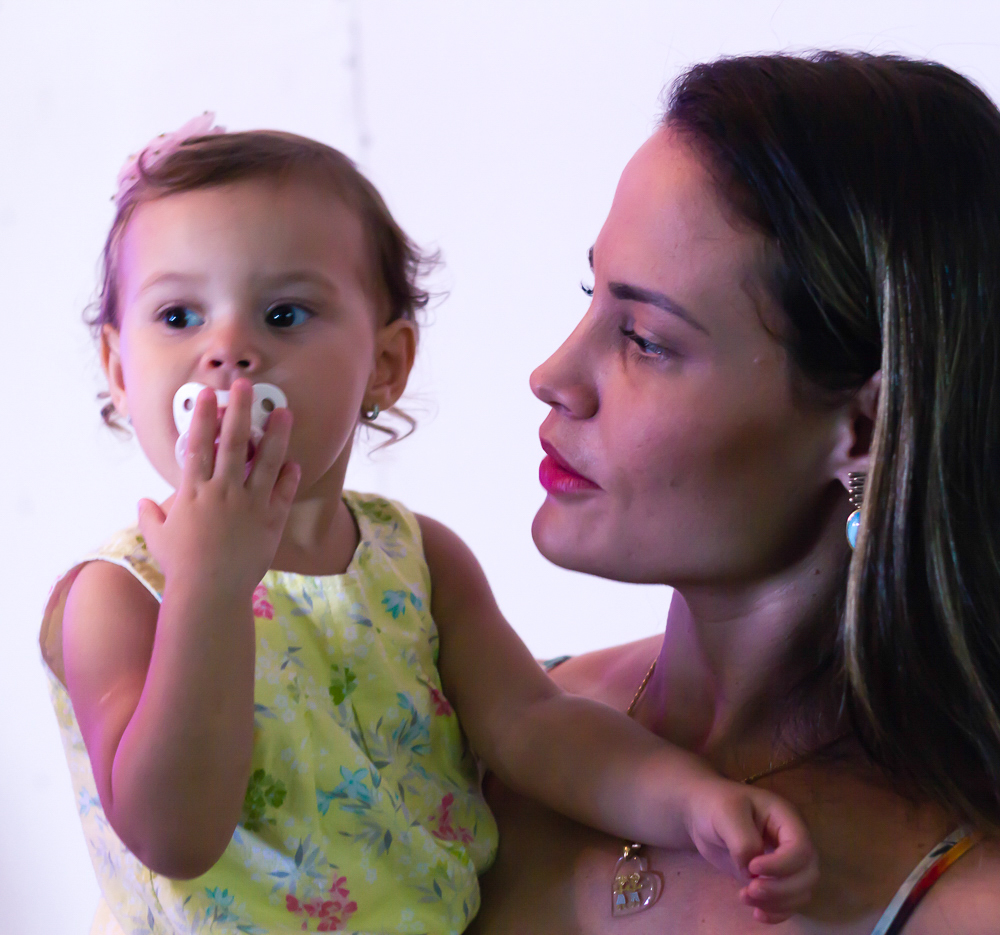 Mãe e Filha no culto de celebração na Igreja Missão Praia da Costa pelo fotógrafo Douglas Maia