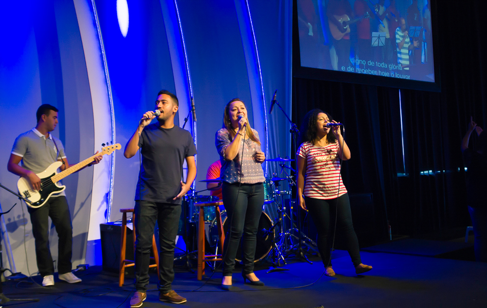 Equipe de Louvor na Igreja Missão Praia da Costa pelo fotógrafo Douglas Maia com muita unção
