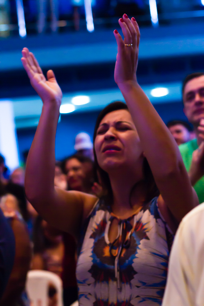 Louvor com muita emoção na Igreja Missão Praia da Costa pelo fotógrafo Douglas Maia