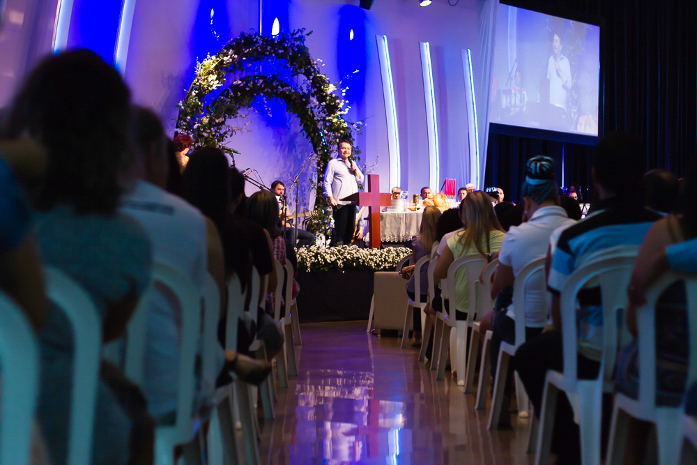 Pastor pregando na Igreja Missão Praia da Costa pelo fotógrafo Douglas Maia