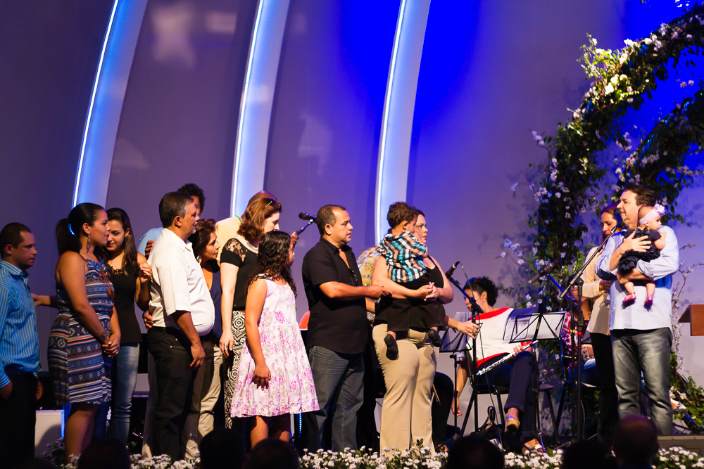 Famílias reunidas para consagração de crianças na Igreja Missão Praia da Costa pelo fotógrafo Douglas Maia
