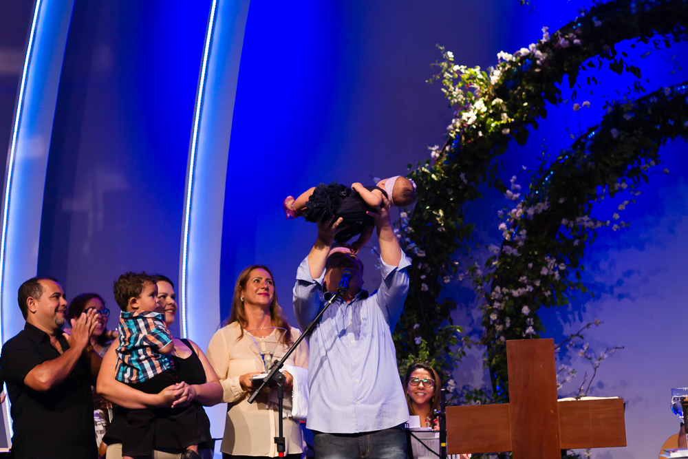 Pastor consagra menina a Deus na Igreja Missão Praia da Costa pelo fotógrafo Douglas Maia