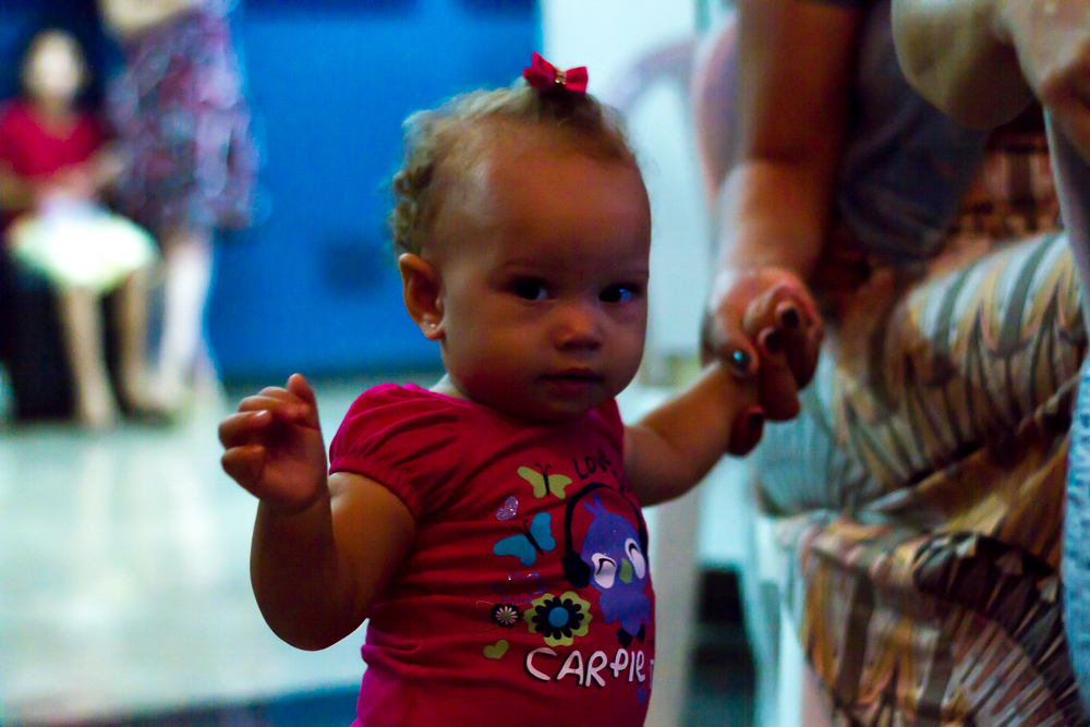 Garotinha na Igreja Missão Praia da Costa pelo fotógrafo Douglas Maia