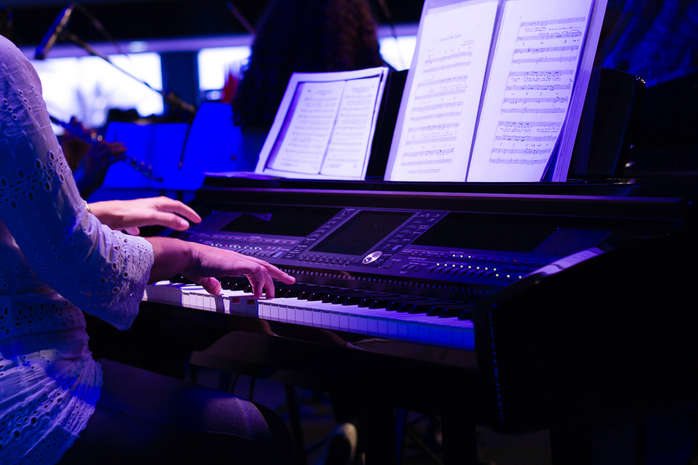 Louvando a Deus com instrumento na Igreja Missão Praia da Costa pelo fotógrafo Douglas Maia