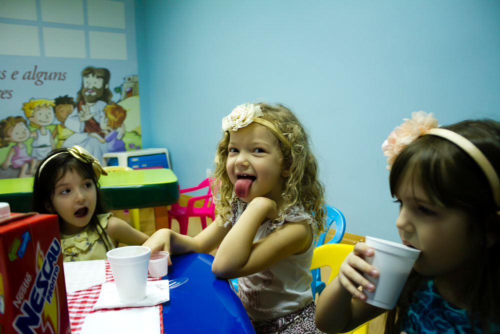 Meninas na salinha das crianças na Igreja Missão Praia da Costa pelo fotógrafo Douglas Maia