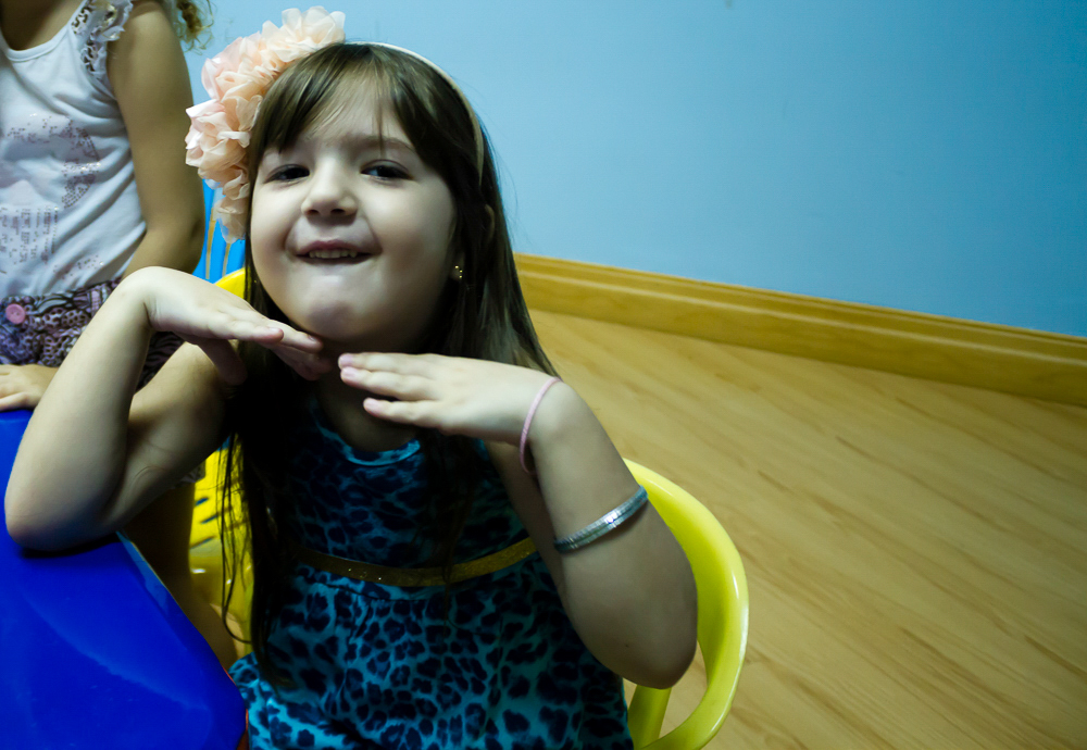 Menina feliz na salinha das crianças na Igreja Missão Praia da Costa pelo fotógrafo Douglas Maia