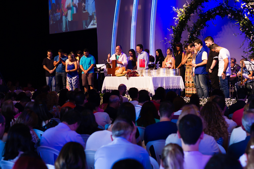 Momento de oração na Santa Ceia na Igreja Missão Praia da Costa pelo fotógrafo Douglas Maia