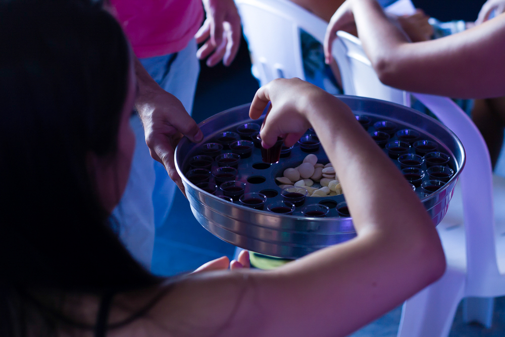 Santa Ceia sendo servida na Igreja Missão Praia da Costa pelo fotógrafo Douglas Maia