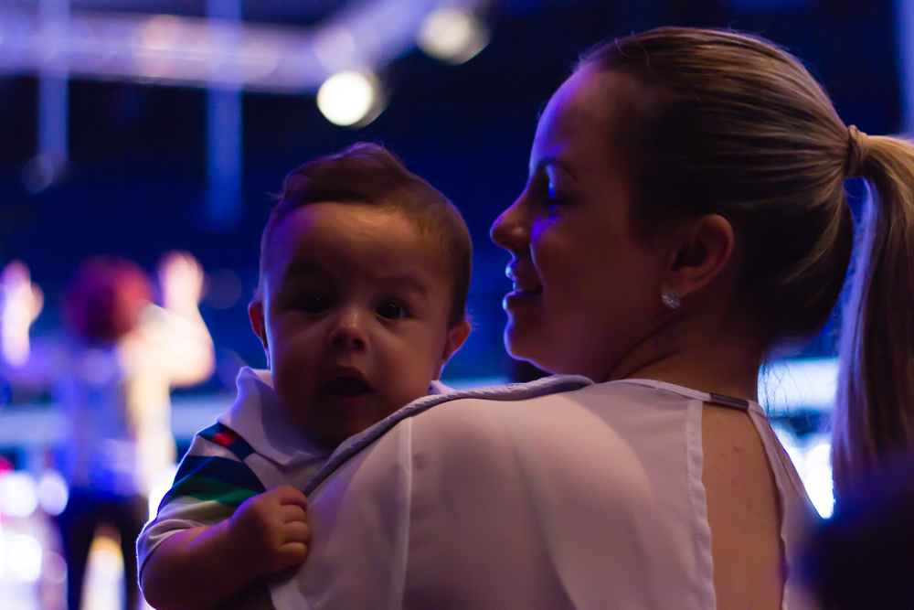 Mãe com filho Igreja Missão Praia da Costa pelo fotógrafo Douglas Maia