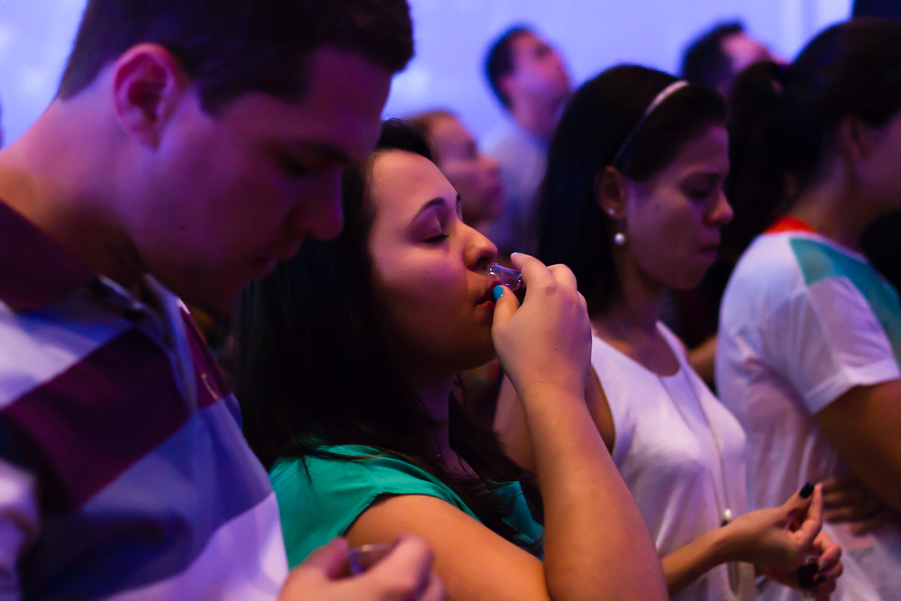 Tomando o vinho na Igreja Missão Praia da Costa pelo fotógrafo Douglas Maia