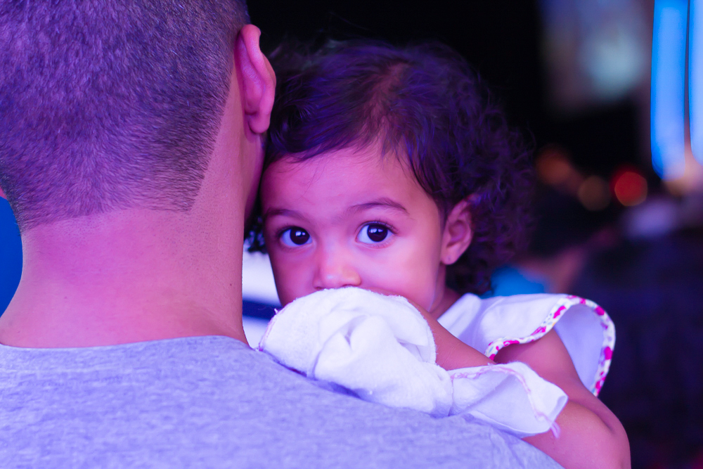 Criança com o pai Igreja Missão Praia da Costa pelo fotógrafo Douglas Maia