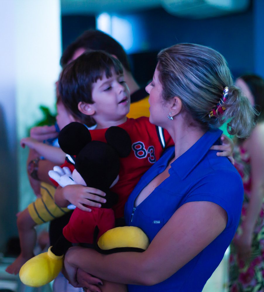 Menino conversando na Igreja Missão Praia da Costa pelo fotógrafo Douglas Maia