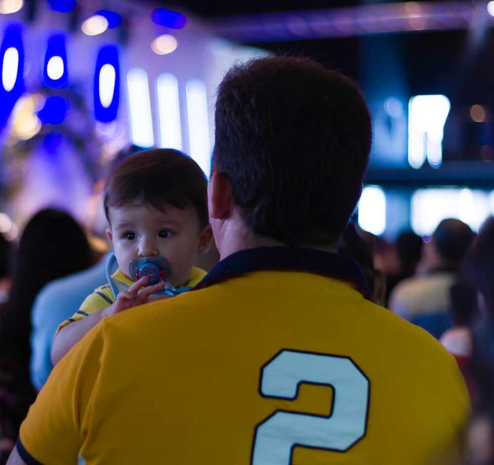 Pai e filho na Igreja Missão Praia da Costa pelo fotógrafo Douglas Maia