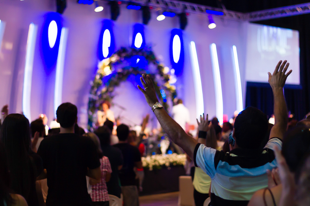 Louvando a Deus Igreja na Missão Praia da Costa pelo fotógrafo Douglas Maia