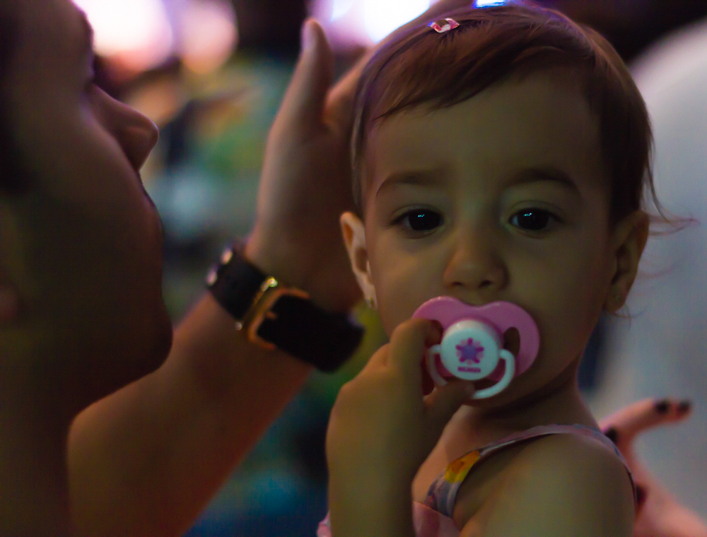 Menininha na Igreja Missão Praia da Costa pelo fotógrafo Douglas Maia
