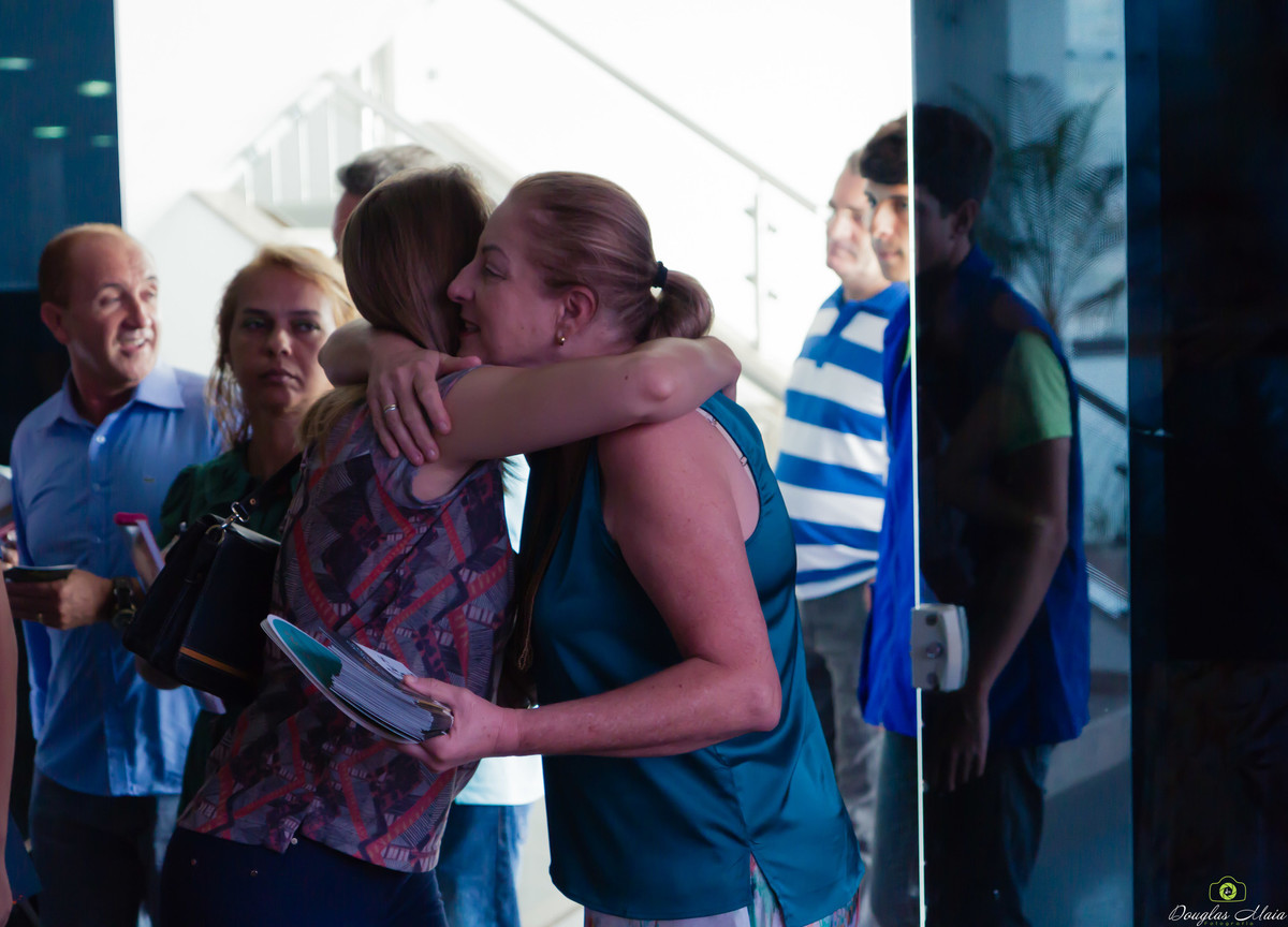Abraço entre irmãs na Igreja Missão Praia da Costa pelo fotógrafo Douglas Maia