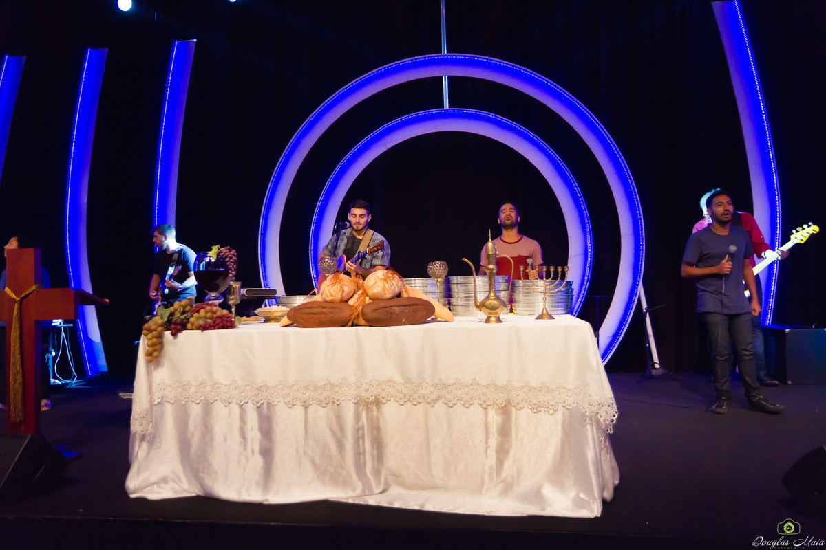 Grupo de louvor da Igreja Missão Praia da Costa pelo fotógrafo Douglas Maia