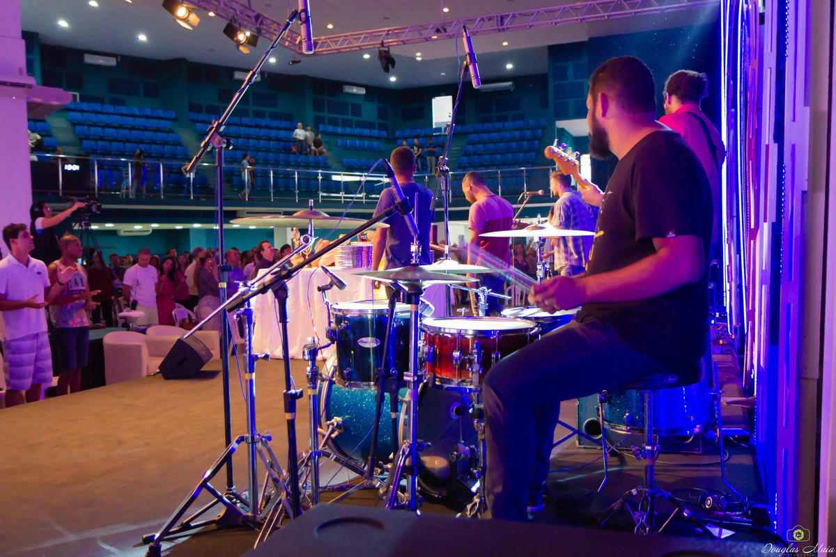 Adorando a Deus com instrumentos na Igreja Missão Praia da Costa pelo fotógrafo Douglas Maia