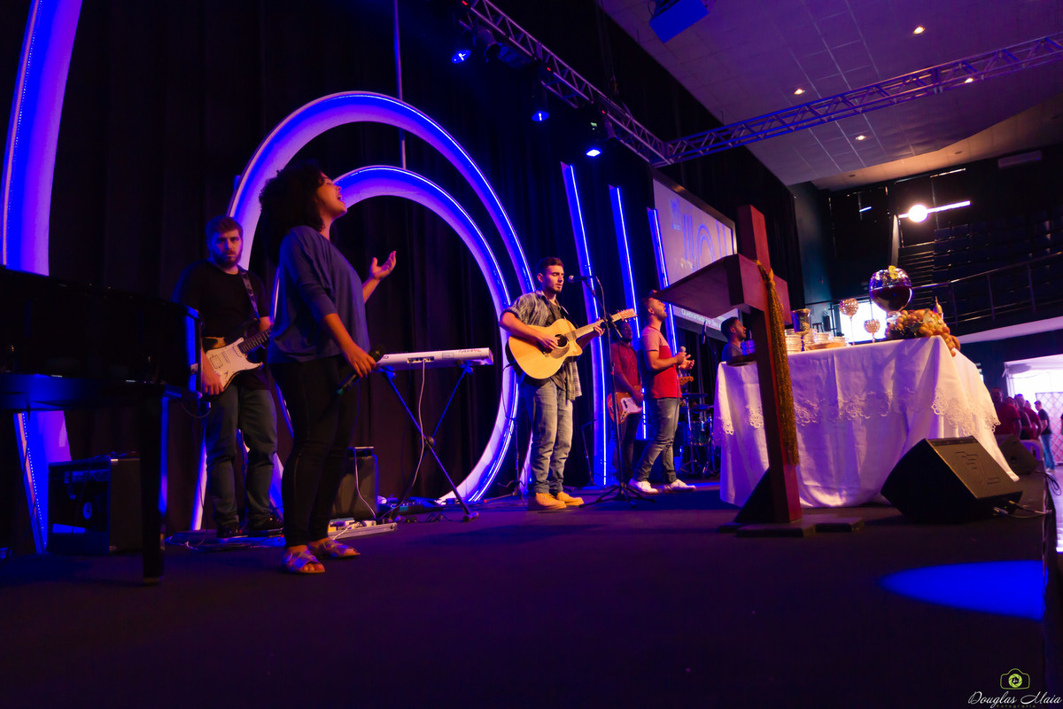 Louvando a Deus na Igreja Missão Praia da Costa pelo fotógrafo Douglas Maia