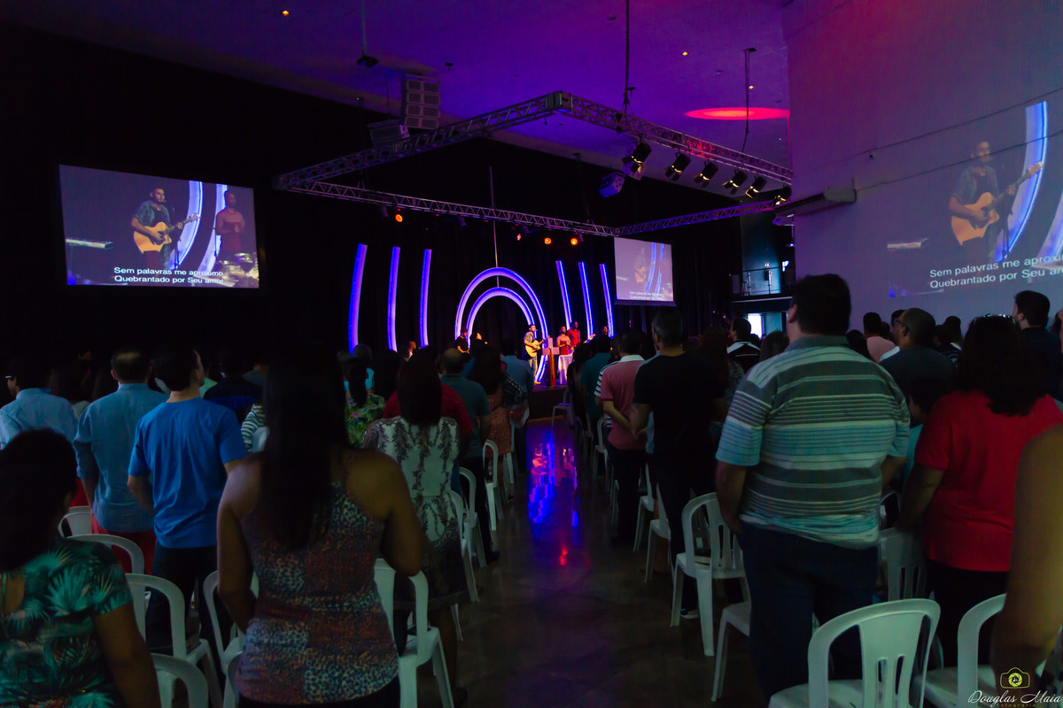 Visão do altar da Igreja Missão Praia da Costa pelo fotógrafo Douglas Maia