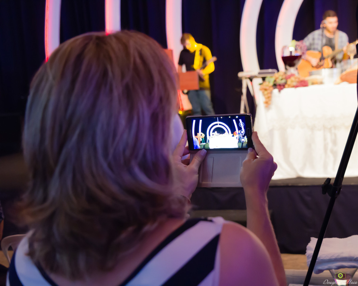 Registro do culto da Igreja Missão Praia da Costa pelo fotógrafo Douglas Maia