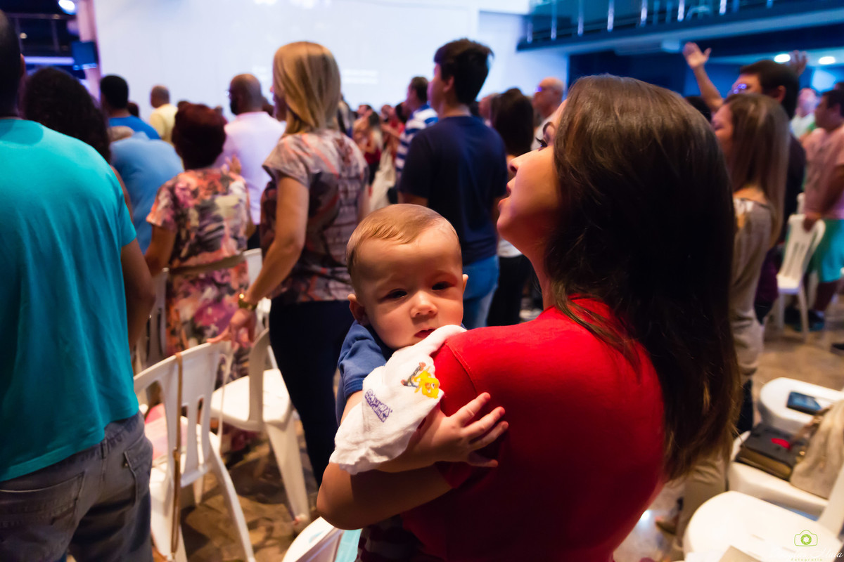 Luciana e Nicolas adorando a Deus na Igreja Missão Praia da Costa pelo fotógrafo Douglas Maia