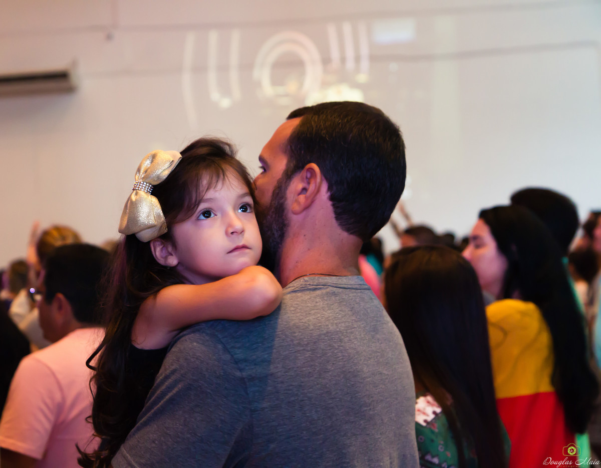 Pai e filha na Igreja Missão Praia da Costa pelo fotógrafo Douglas Maia