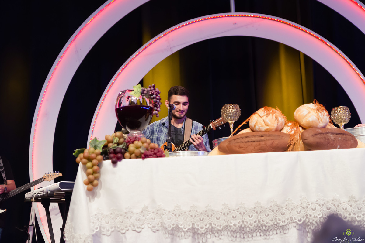 Louvor e adoração na Igreja Missão Praia da Costa pelo fotógrafo Douglas Maia