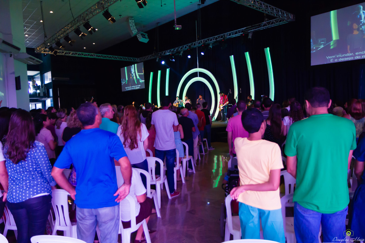 Fiéis na Igreja Missão Praia da Costa pelo fotógrafo Douglas Maia