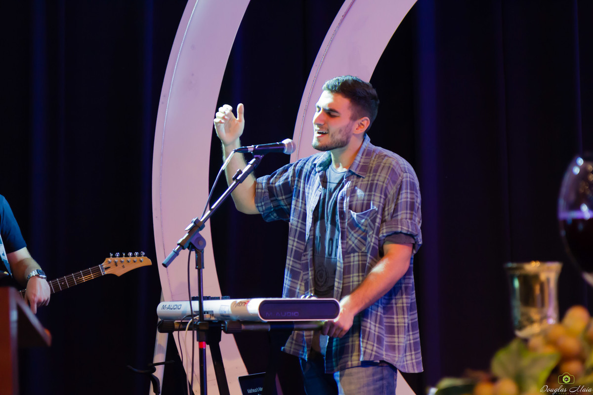 Louvando a Deus em espírito e em verdade na Igreja Missão Praia da Costa pelo fotógrafo Douglas Maia