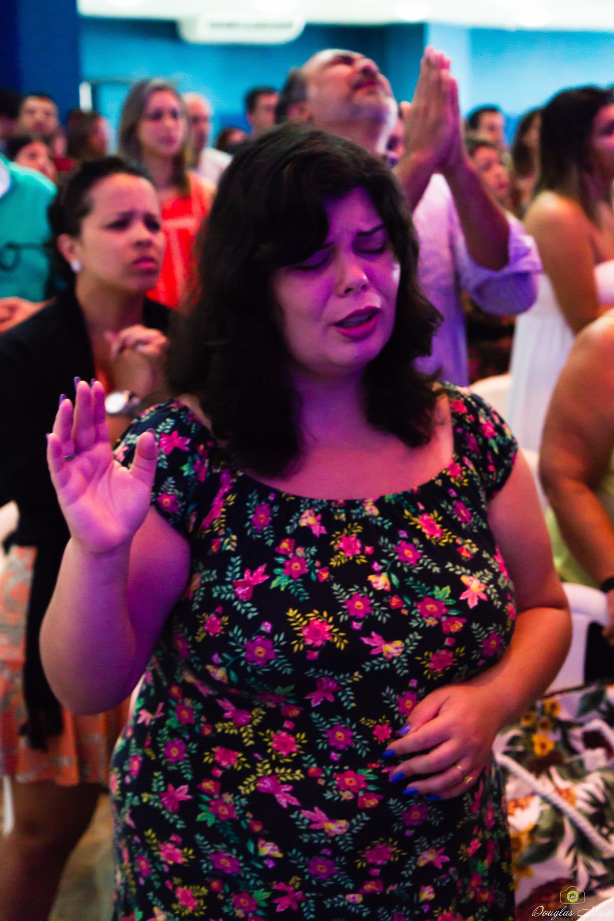 Mulher adora a Deus na Igreja Missão Praia da Costa pelo fotógrafo Douglas Maia