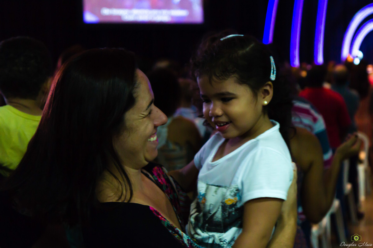 Mãe e filha na Igreja Missão Praia da Costa pelo fotógrafo Douglas Maia