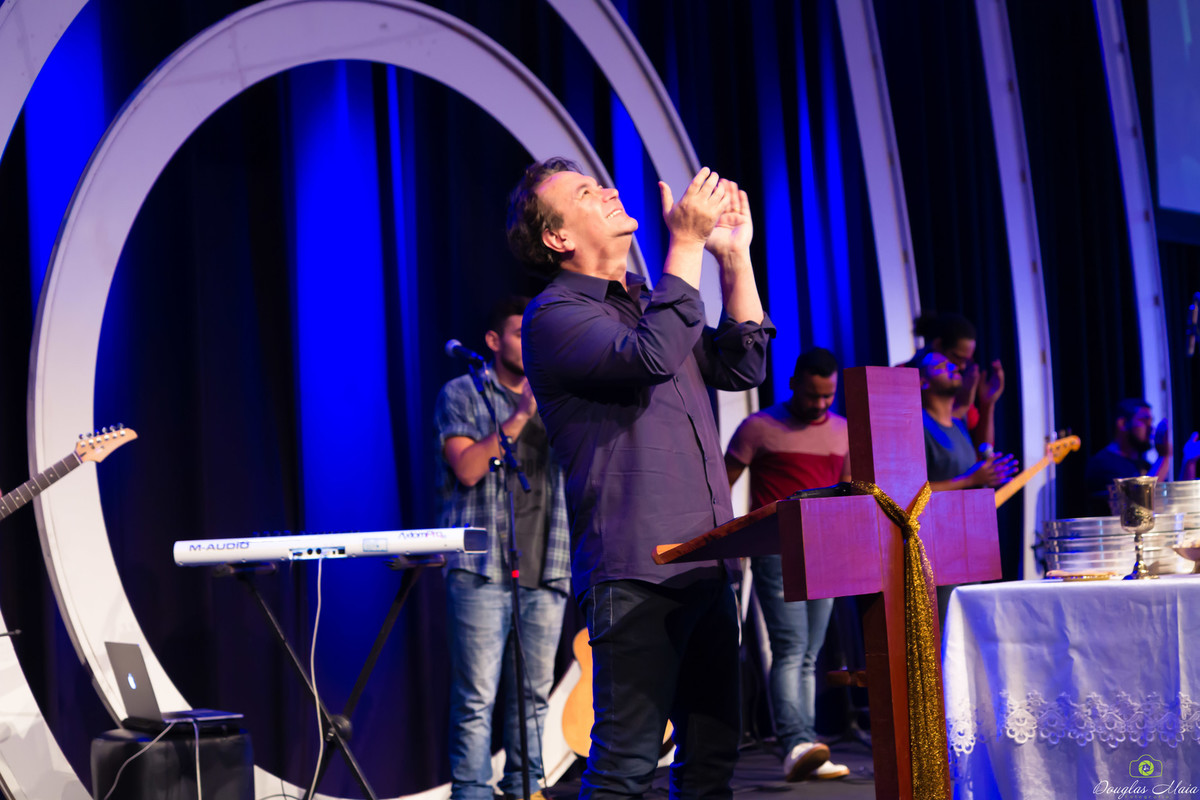 Pastor Simonton glorificando a Deus na Igreja Missão Praia da Costa pelo fotógrafo Douglas Maia
