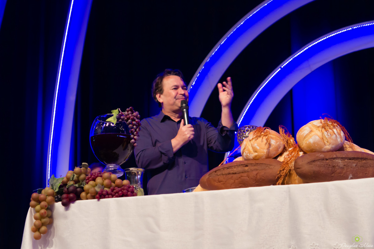 Pastor Simonton pregando na Igreja Missão Praia da Costa pelo fotógrafo Douglas Maia